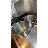 Image 4 : 5 ELECTRIC HOT PLATES, 2 STAINLESS STEEL POTS AND 1 RICE COOKER