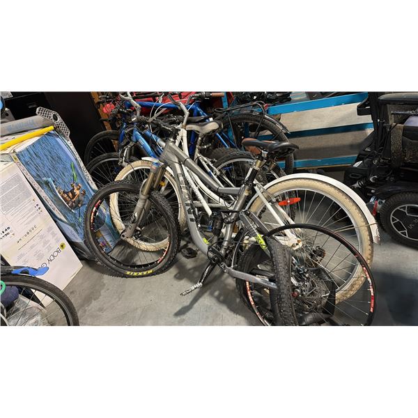 MIXED OF 5 BIKES INCL GIANT MAESTRO(FOR PARTS), EVERYDAY CRUISER, FAT BIKE, TREK AND MORE