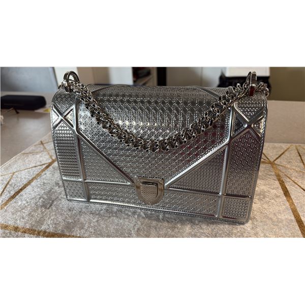 SILVER PURSE WITH CHAIN