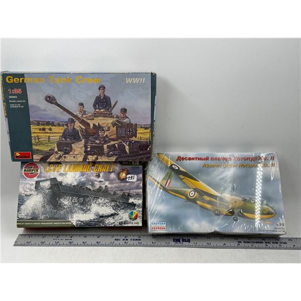 2 Unbuilt Model Kits & German Tank Crew