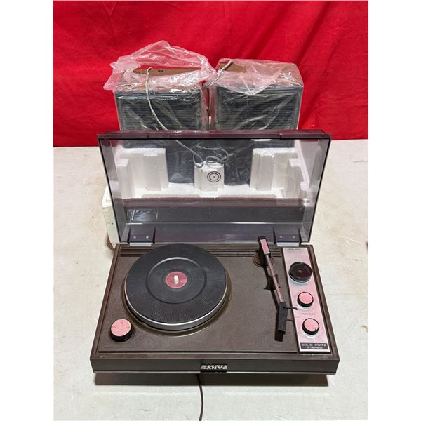 Sanyo DS-50T Turntable w/ Pair of Speakers