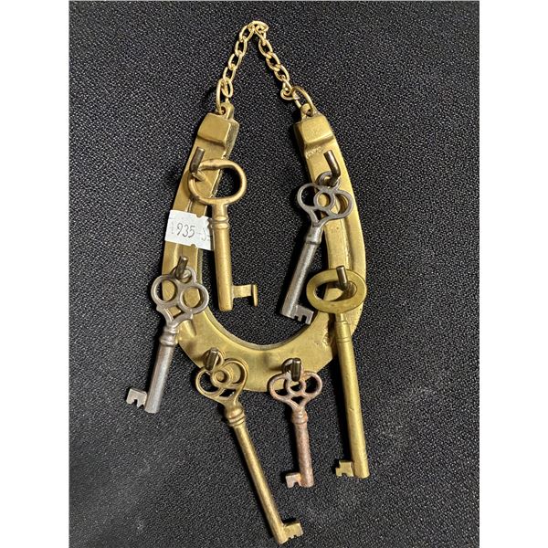 Brass horseshoe with 6 keys