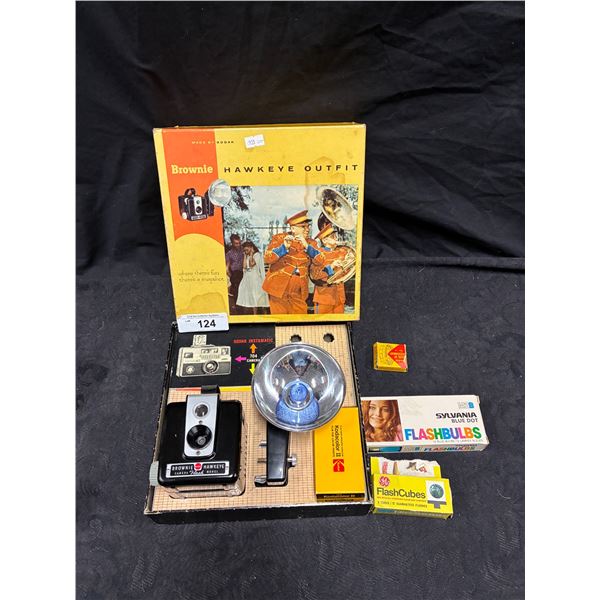 NIB vintage Polaroid camera, inc flash bulbs & flash cubes