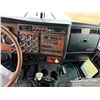 Image 13 : 2003 KENWORTH T800H TRI/A SLEEPER WINCH TRACTOR
