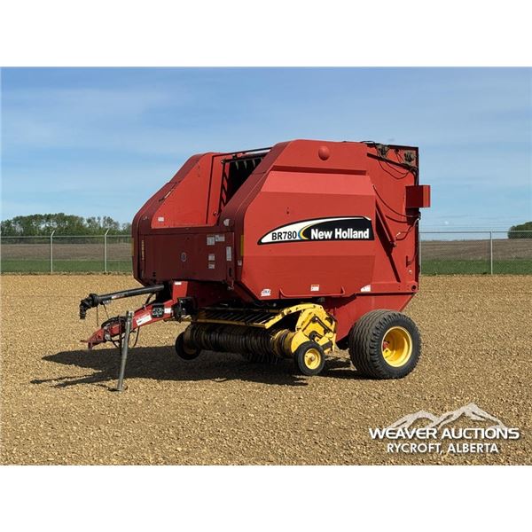 NEW HOLLAND BR780 ROUND BALER