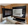 Image 12 : 2005 DUTCHMEN 31 FT. T/A TRAVEL TRAILER