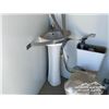 Image 14 : 2 PERSON BATHROOM