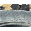 Image 7 : (2) FIRESTONE 28L-26R25 TIRES