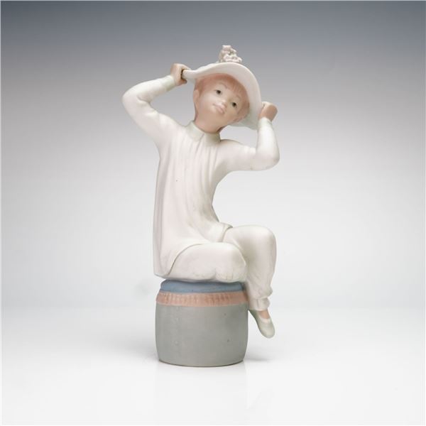 Lladro, Girl with Bonnet Matte Figurine 1011147