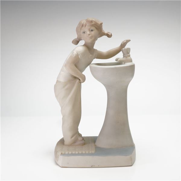 Lladro, Washing Up Figurine 1004855