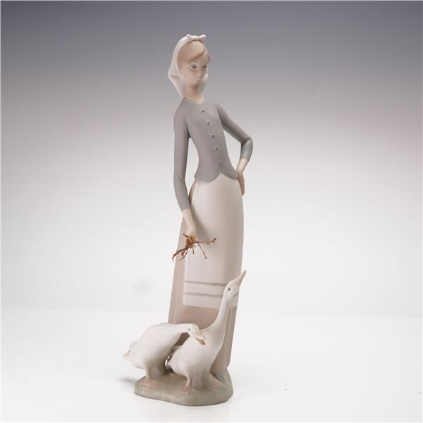 Lladro, Girl with Geese Figurine 1011035
