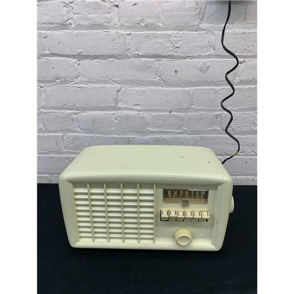 Vintage Wards Airliner Tube Radio *powers on works, hums* White Model 84-BR-1517A