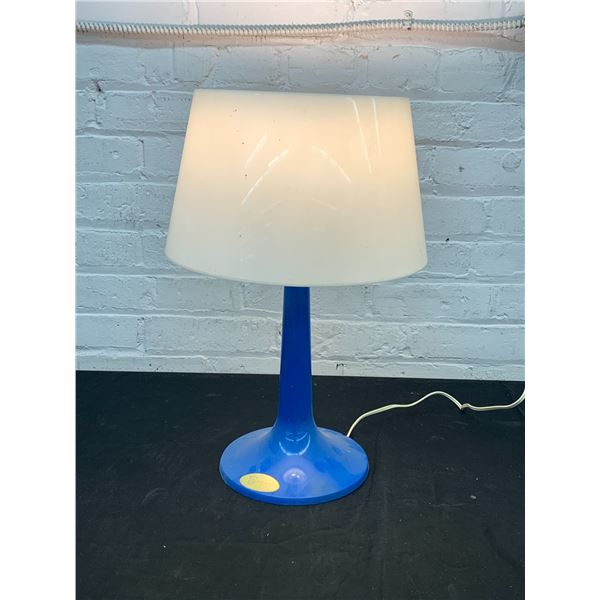 Vintage Gilbert Blue and White Plastic Table Lamp *works*