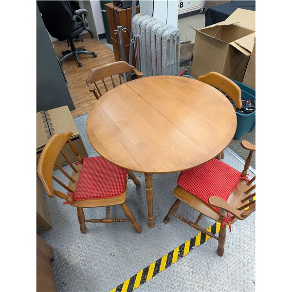 Vintage Maple Dining Room w/ 4 Chairs including 2 Captain