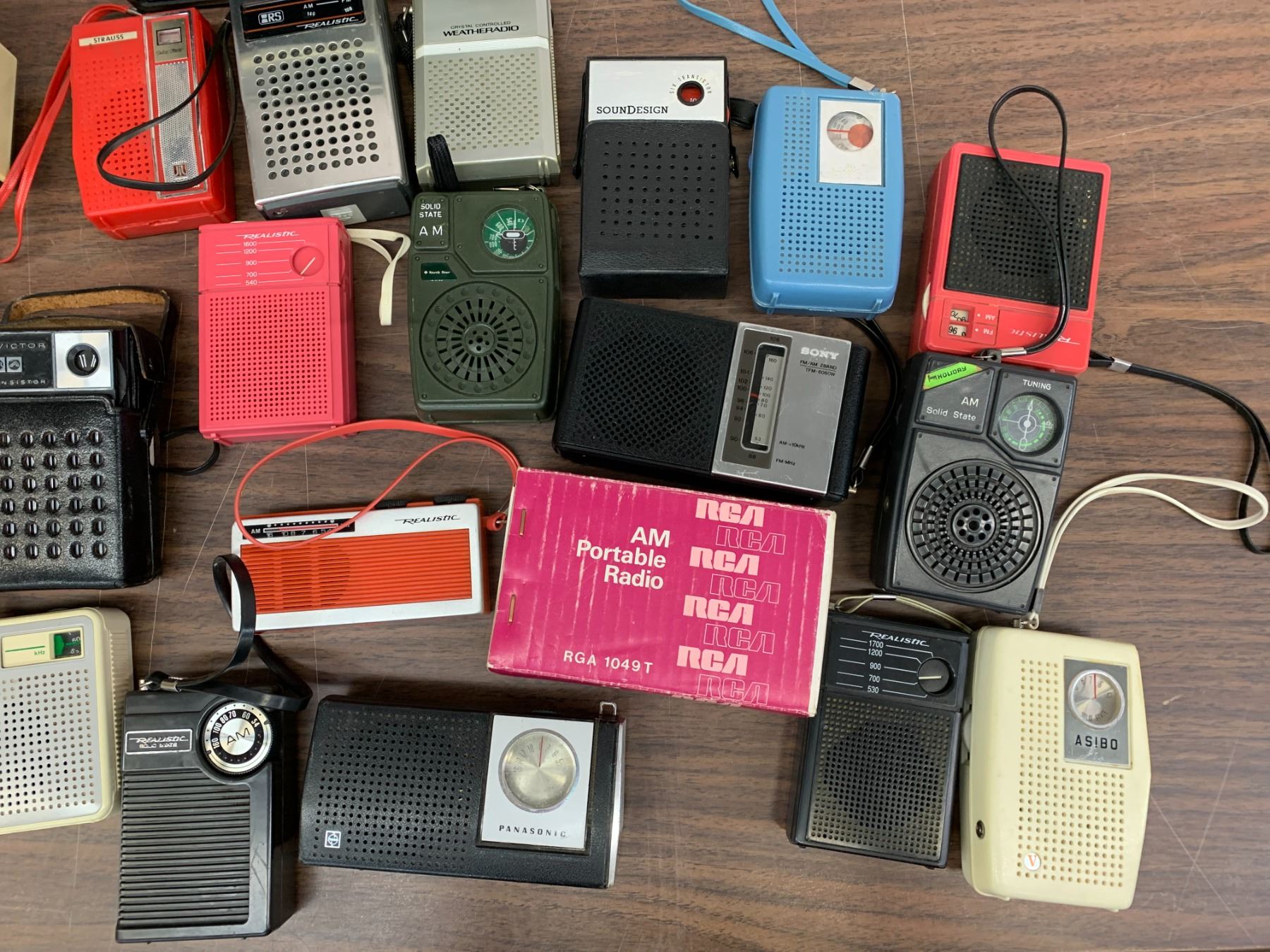 Large Lot of AM FM Solid State Pocket Radios Various Brands