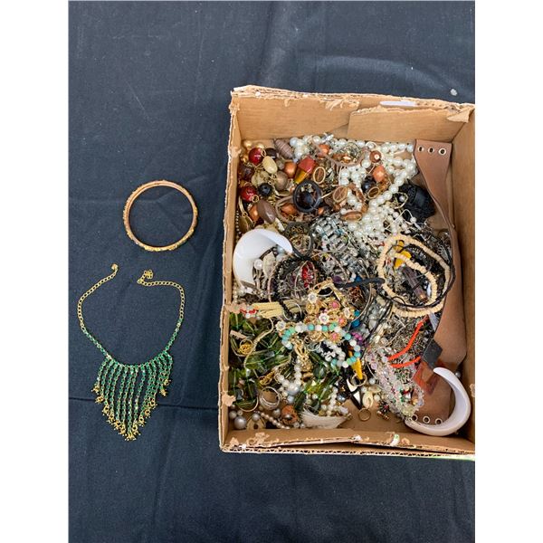 Small Lot of Costume Jewellery Necklaces, Bangles, Earrings, etc