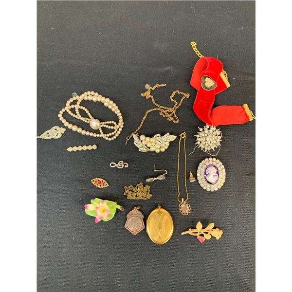 Lot of Vintage Women's Costume Jewellery, Brooches
