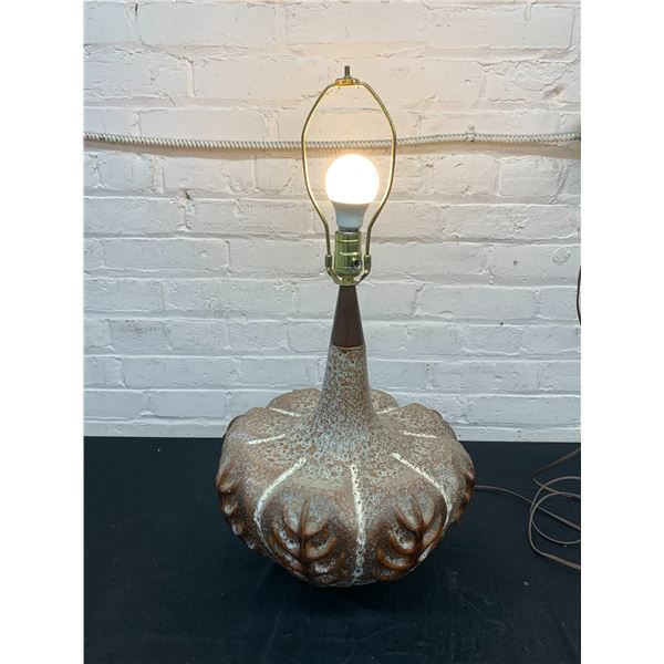 Vintage Ceramic Base Table Lamp *works*