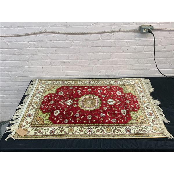 2.5ft x 4ft Handmade Silk Area Rug / Carpet