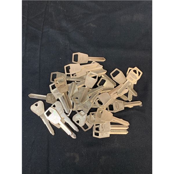 Lot of 35 Vintage Ford Key Blanks