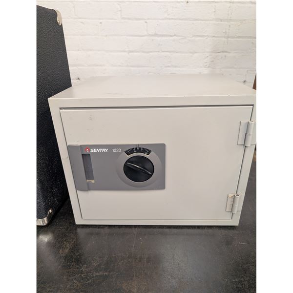 Sentry 1220 Combination Safe