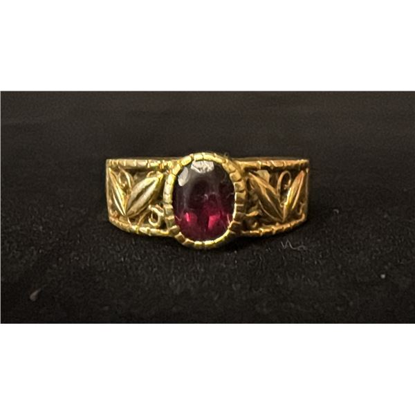 APPROX 18K LADIES RING SET WITH GARNET (5.6G)