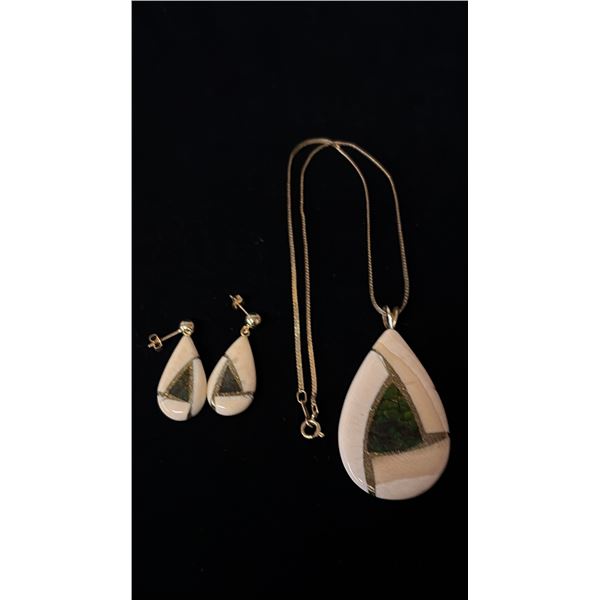 APPROX 14K CHAIN (16") WITH AMMOLITE PENDANT & PAIR APPROX 14K AMMOLITE EARRINGS (9.4G)