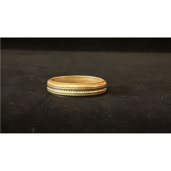 APPROX 10K MENS WEDDING RING (3.9G)
