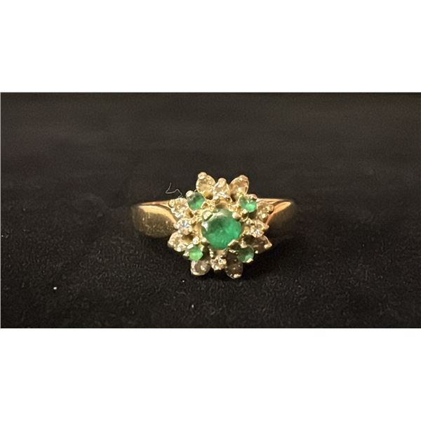 APPROX 14K LADIES CLUSTER RING SET WITH EMERALDS AND DIAMONDS (3.8G)