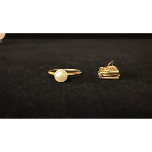 APPROX 10K LADIES RING SET WITH PEARL & APPROX 10K BIBLE CHARM (5.9G)