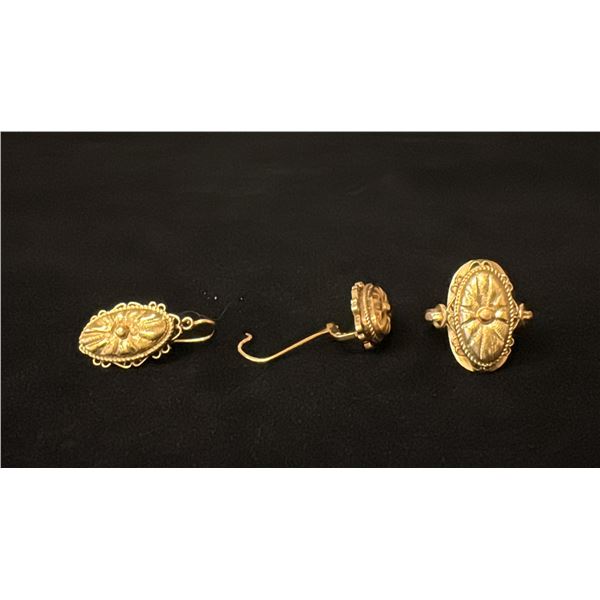 APPROX 14K LADIES RING & PAIR APPROX 14K EARRINGS (8.9G)