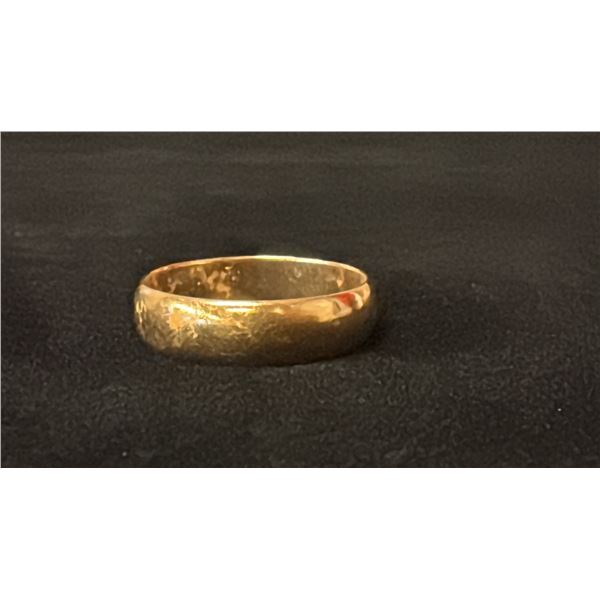 APPROX 10K MENS WEDDING RING (3.8G)