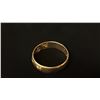 Image 2 : APPROX 10K MENS WEDDING RING (3.8G)