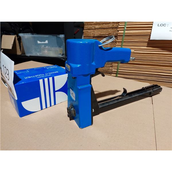 C-TYPE PNEUMATIC STAPLER WITH 1 BOX OF STAPLES