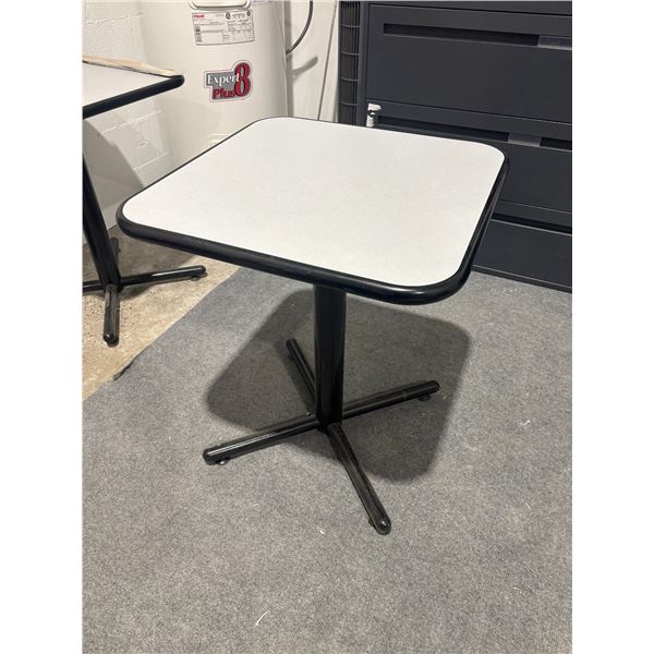 LOT OF 2 TABLES 24 X 24 IN