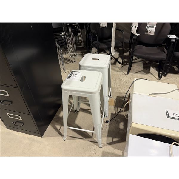 LOT OF ASSORTED CHAIRS