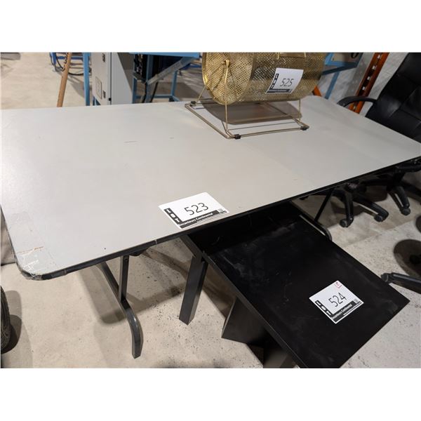 FOLDING TABLE