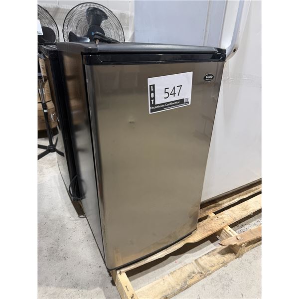 SANYO MINI FRIDGE