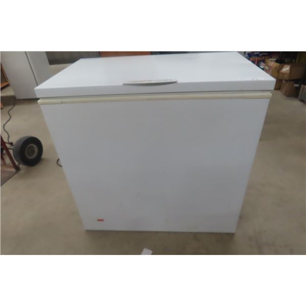 Frigidaire Deep Freeze with 2 Baskets – 34"H × 35" × 21½"