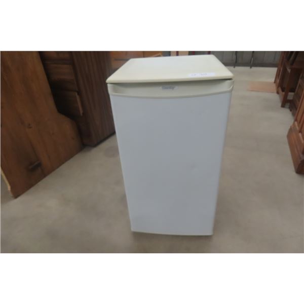 Danby Bar Fridge and Freezer – 33" × 18" × 18"
