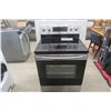 Image 1 : Samsung Stainless Steel Range – Convection Bake and Broil, Warming Zone, Steam Clean