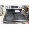Image 6 : Samsung Stainless Steel Range – Convection Bake and Broil, Warming Zone, Steam Clean
