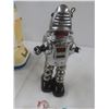 Image 7 : Vintage Robot Lot: Battery-Operated Robot in Box, 2 Mini Wind-Ups, and 1 Metal Space Age Robot
