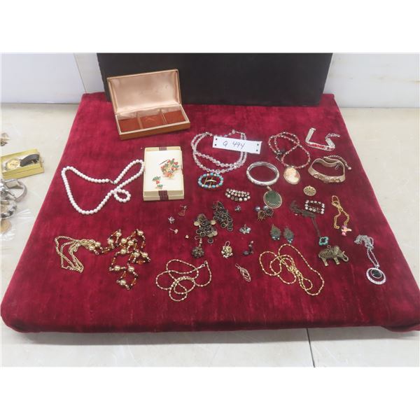 Fashion Jewelry: Necklaces, Earrings, Bracelets, Brooches, and More