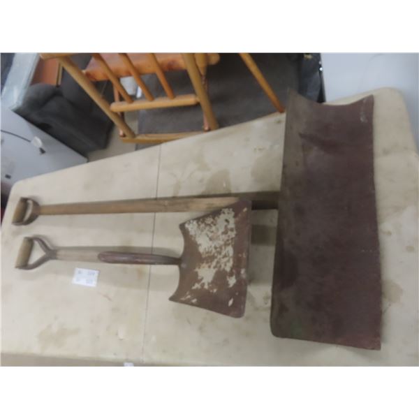 Metal Flat-Bottomed Shovels – Qty 2