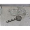 Image 7 : 3-Piece Pyrex Mixing Bowl Set, Corning Ware Baking Dish, Plastic Serving Plates, and More
