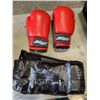 Image 6 : BOX OF MMA GLOVES AND SPARRING GLOVES