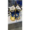 Image 3 : 2 ICE SKATES SIZES 10 AND 4D, AND SOLOMON CHILDS HIKING BOOTS SIZE 1 US