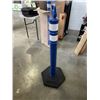Image 4 : 6 BLUE 4FT CONES