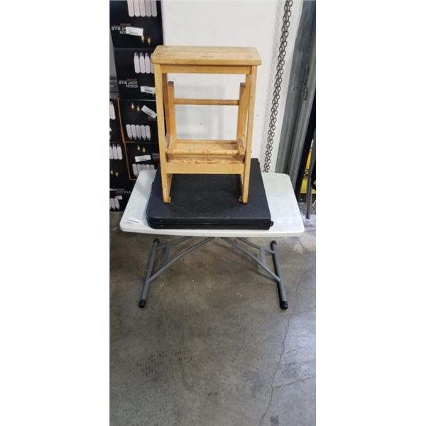 2 PLASTIC FOLDING TABLES